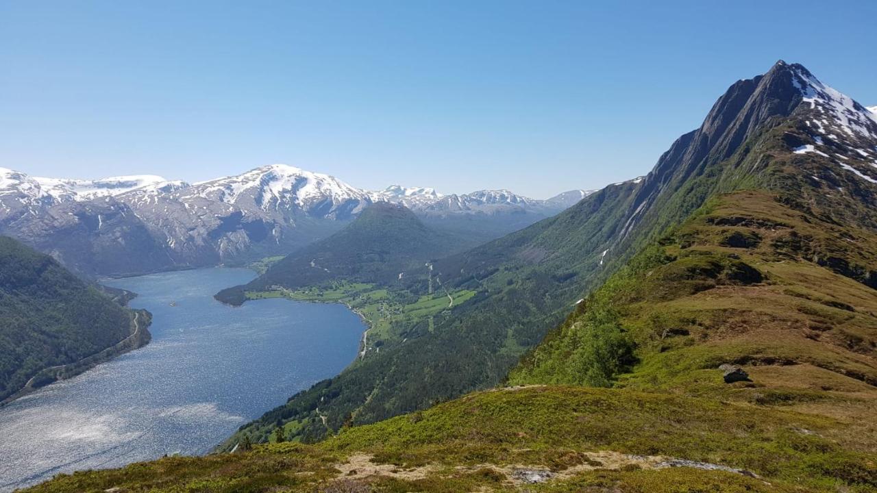 Between Fjord Og Glacier Alfoten Exterior photo